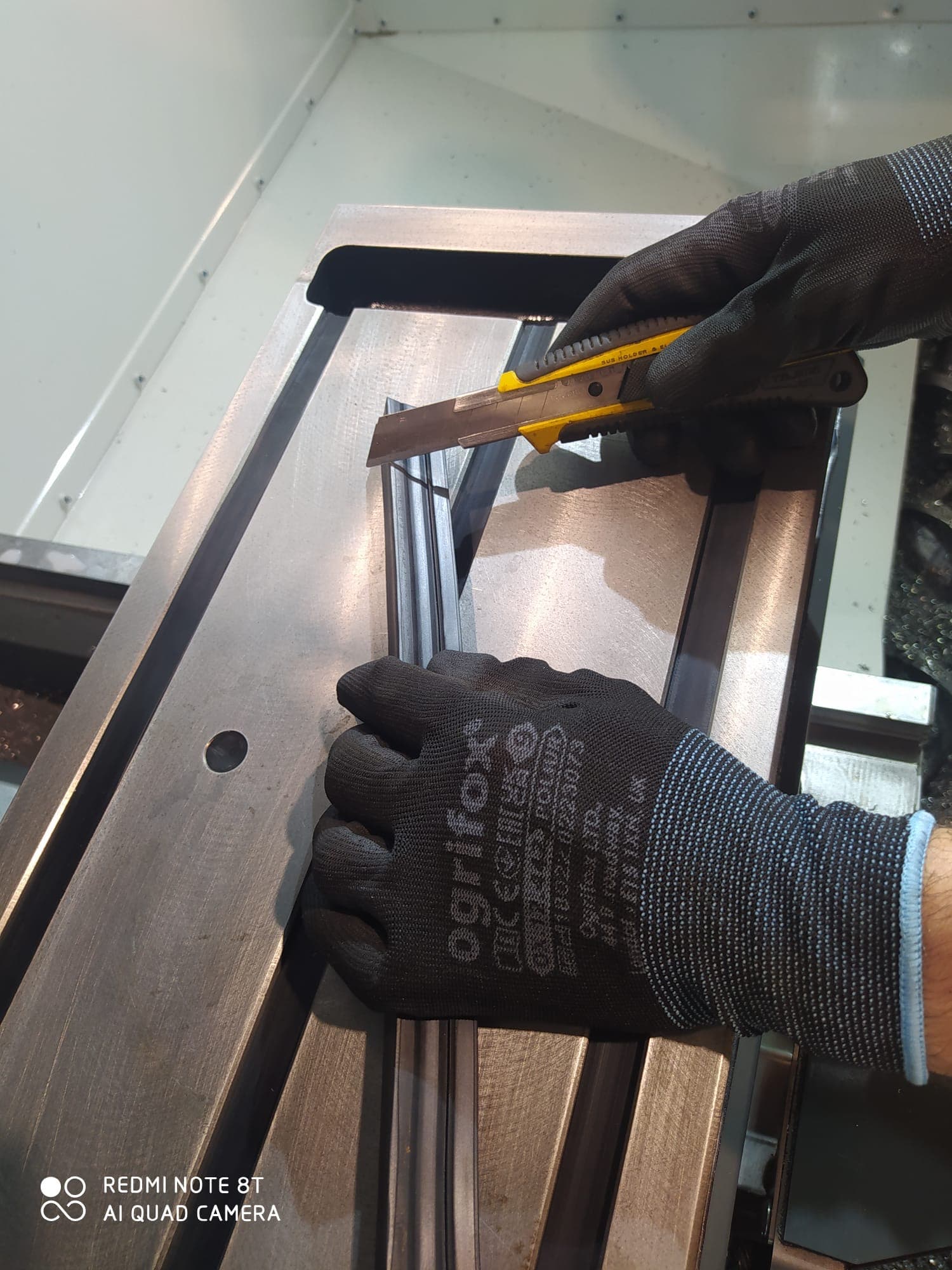 Instalación de CUBRESLOT en ranura en T